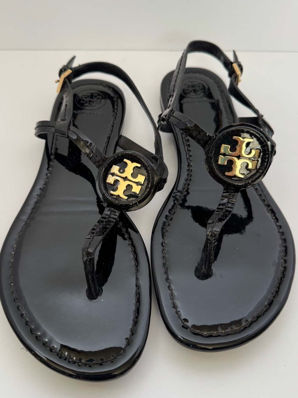 Tory Burch Dillan Black Patent Leather Thong Sandals Gold Logo size 7.5